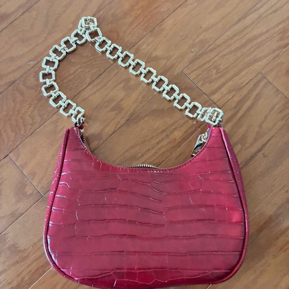 BOUTIQUE Red Crocodile Print Chunky Gold Chain Women's Fashion Shoulder Bag